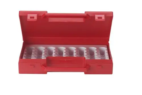 Roter Koffer mit Fächern für die Aufbewahrung von Öldüsen, geeignet für den Einsatz mit Danfoss-Produkten. Geöffnet und ohne Inhalt dargestellt.
